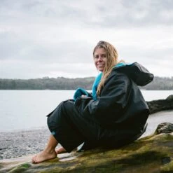 Dryrobe Advance Long Sleeve BLACK BLUE - RECYCLED -Outdoor Tent Shop LS DA BB Katy TheraSea 27 2024x2024 d7c47d00 2cc8 4237 8677 5a6f5e71e57c